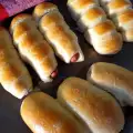 Пуховые булочки с сосисками