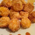 Панированные кусочки из брынзы и твердого сыра