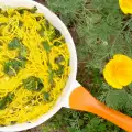 Золотые жареные спагетти с мангольдом и портулаком