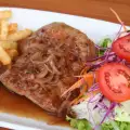Стейки в кастрюле из жаропрочного стекла