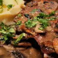 Шпигованные стейки с грибным соусом