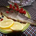 Форель, запеченная в фольге с розмарином и помидорами черри