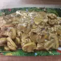 Тушеные шампиньоны с маслом и луком