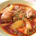 Блюдо из куриного мяса с картошкой и зеленым горошком