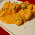 Кусочки курицы с грибами и соусом карри
