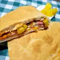 Кальцоне с ветчиной и ананасом