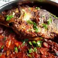 Карп, фаршированный помидорами и луком