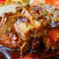 Свиная рулька в горшке для запекания