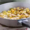 Жареный картофель с брынзой