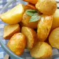 Молодой жареный картофель на сковороде (в кастрюле)