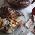 Голени индейки в глиняном горшке