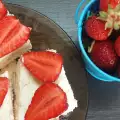 Торт из печенья с сыром Маскарпоне и клубникой