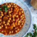 Нут с морковью и помидорами