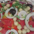 Салат из розовых помидоров и нута