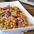 Салат с нутом, тунцом и оливками