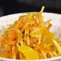 Салат из моркови, сельдерея и яблока с медовым дрессингом