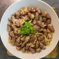 Куриные сердечки с луком