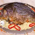 Карп с начинкой из риса и изюма