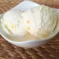 Мороженое с персиками и сливками