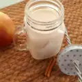 Смузи с бананом, яблоком и корицей
