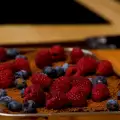 Сырой брауни с фундуком и малиной