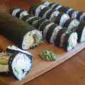 Суши с копченым лососем, авокадо и Филадельфией