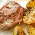Свиная отбивная на сковороде с картошкой в духовке по-итальянски