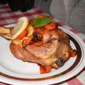 Тушеные свиные рульки с чесноком и морковью