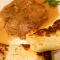 Свиное филе на сковороде с белым вином и запеченным сыром Халуми