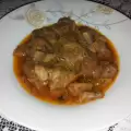 Ароматная свинина с луком пореем, грибами и вином
