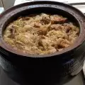 Свинина с квашеной капустой в глиняном горшке