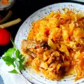 Свежая капуста со свининой в кастрюле