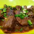 Кусочки телятины на сковороде