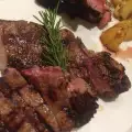 Телячьи стейки на сковороде гриль с картофелем соте