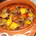 Вырезка из телятины в глиняном горшке с овощами