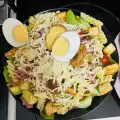 Зеленый салат с авокадо и беконом