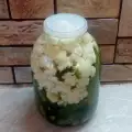 Соленье из цветной капусты и корнишонов