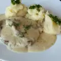 Тушеные свиные отбивные в соусе с тимьяном