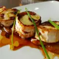 Запеченная козья брынза с карамелизированными грушами