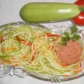 Овощные спагетти с соусом