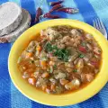 Свинина со стручковой фасолью в кастрюле