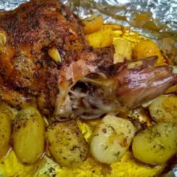 Лопатка ягненка, медленно запеченная с картофелем в фольге