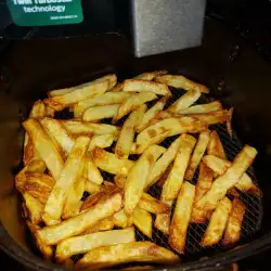 Великолепный жареный картофель во фритюрнице на горячем воздухе