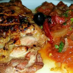 Аппетитные куриные стейки с томатным соусом