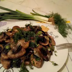 Жареные грибы с зеленым луком