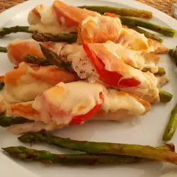 Спаржа в курином стейке