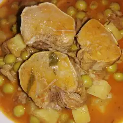 Свиной язык с горошком и картофелем