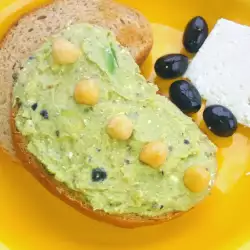Закуска из нута с авокадо, брынзой и оливками