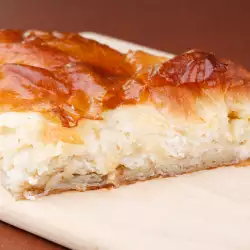 Баница с брынзой, залитая кислым молоком