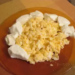 Жареные яйца с чесноком